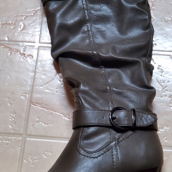 Knee high boots - Picture 4 of 5